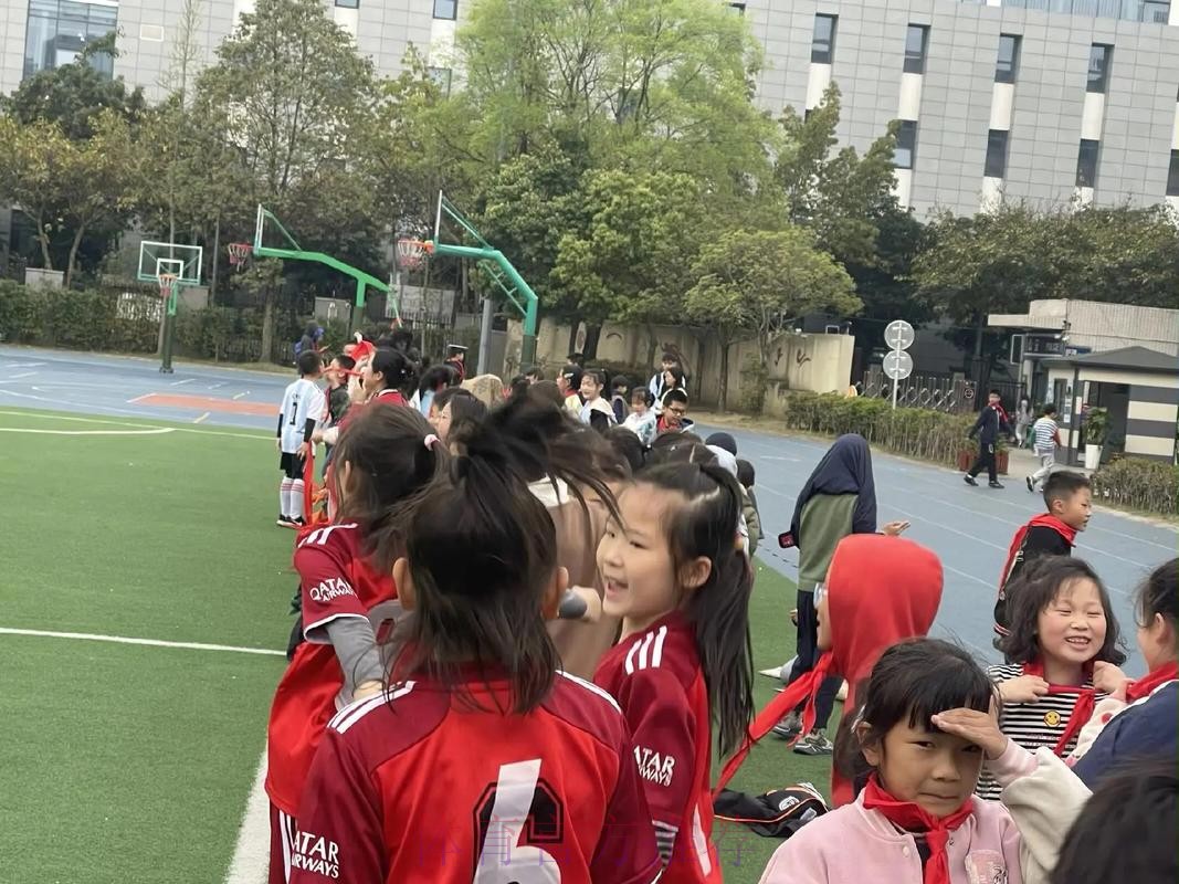 新华社：奔跑吧！远行的足球女孩